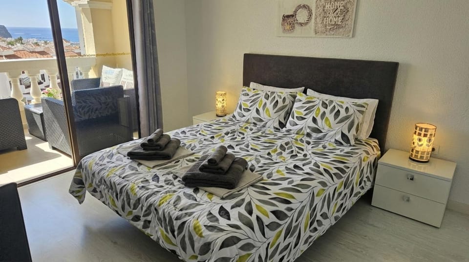 Bed, Balcony/Terrace, Bedroom, Sea view