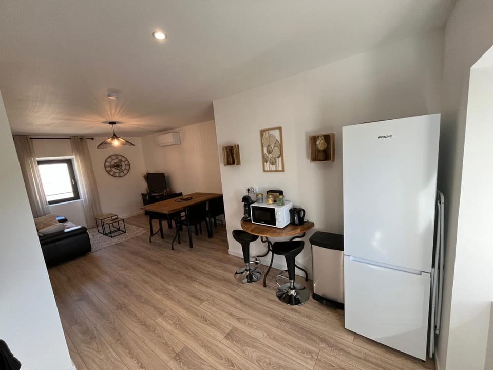 Kitchen or kitchenette, Dining area, minibar