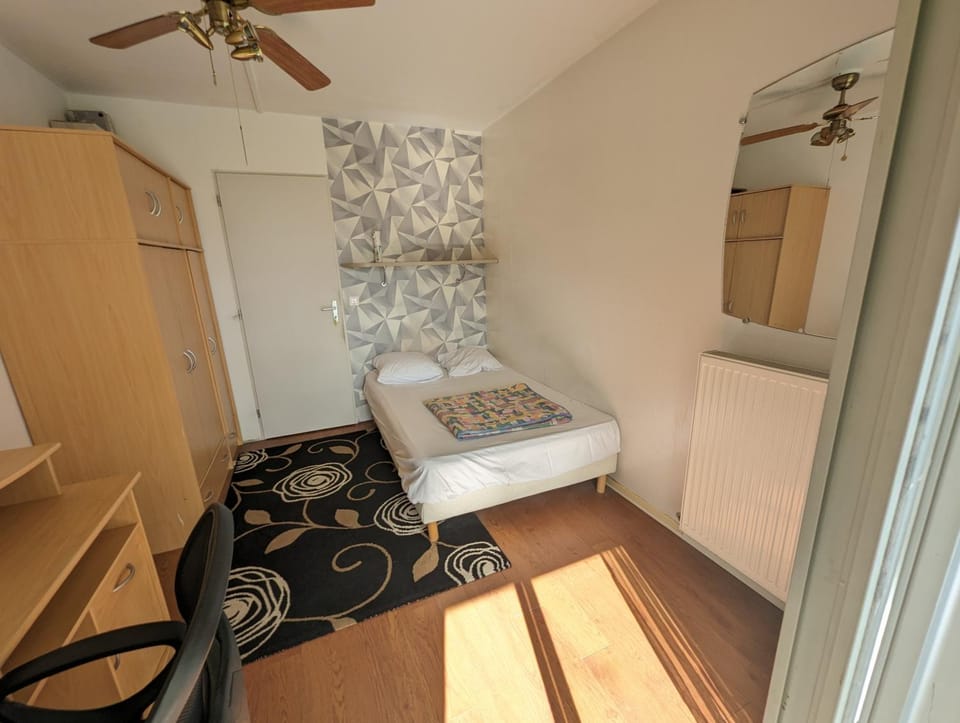 Bed, Photo of the whole room, Bedroom, fireplace, wardrobe