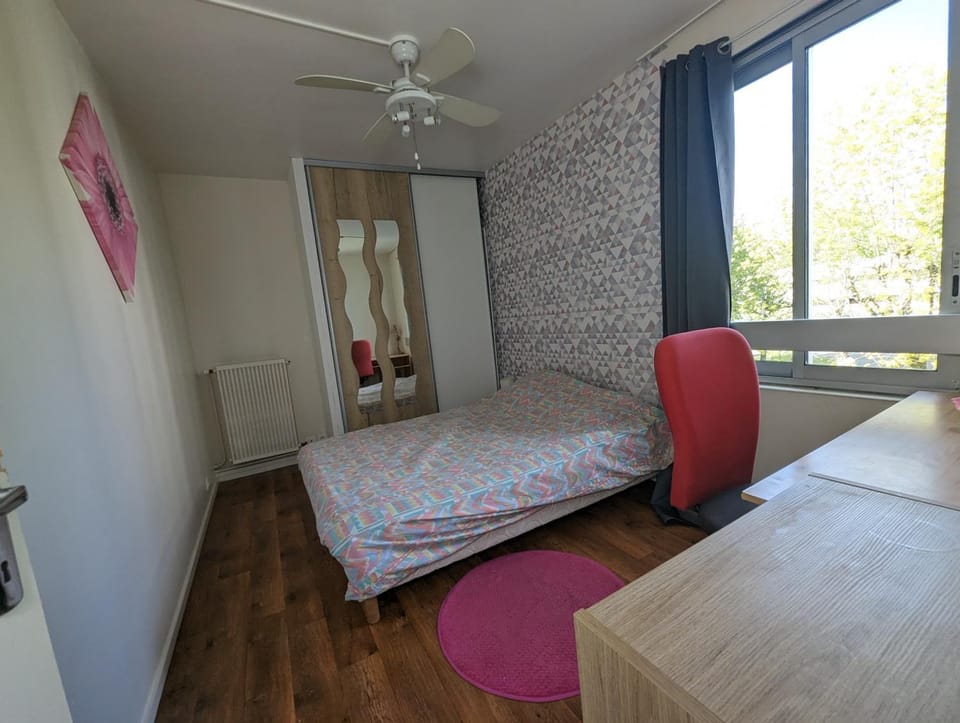 Bed, Photo of the whole room, Bedroom, fireplace, wardrobe