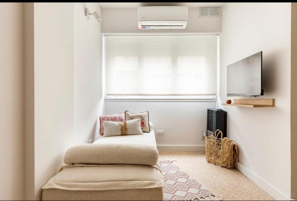 Bed, TV and multimedia, Living room, air conditioner