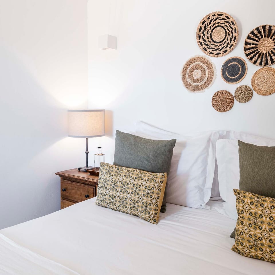 Bed, Photo of the whole room, Decorative detail, Bedroom