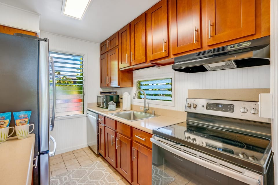 Kitchen or kitchenette, dishwasher, oven