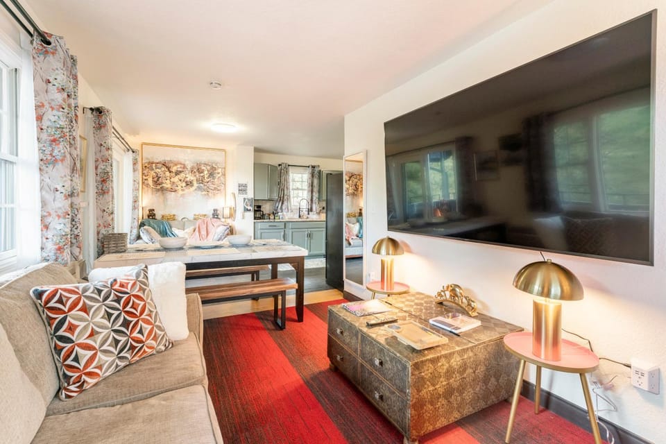 TV and multimedia, Living room, Seating area, Dining area