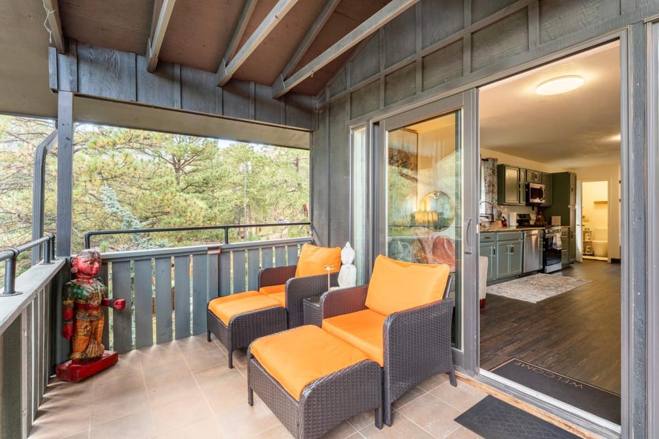 View (from property/room), Balcony/Terrace, Seating area, Mountain view