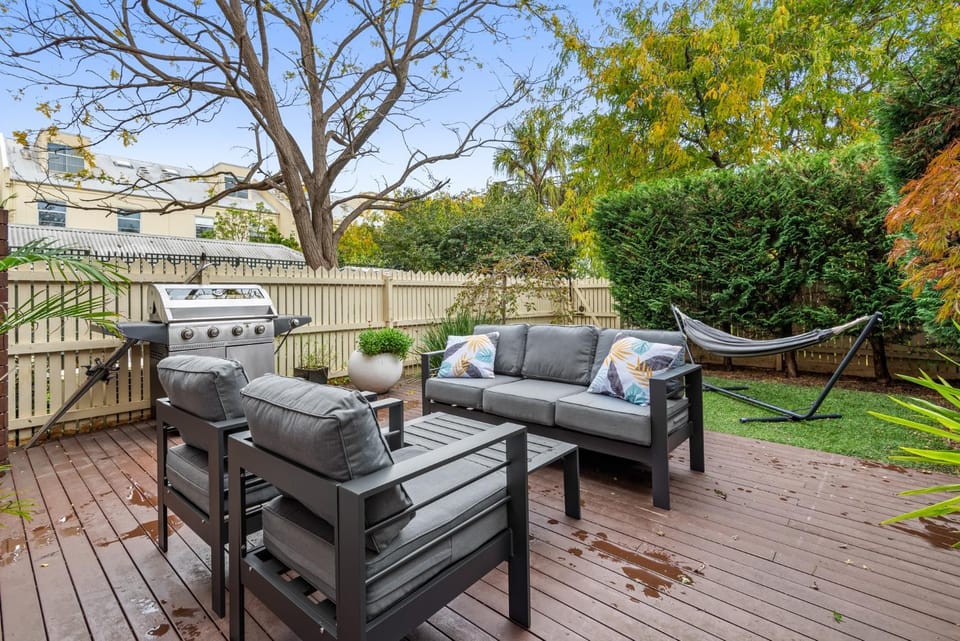Perfect 2-Bed Inner-City Home with Pool & BBQ Area Apartment in Melbourne