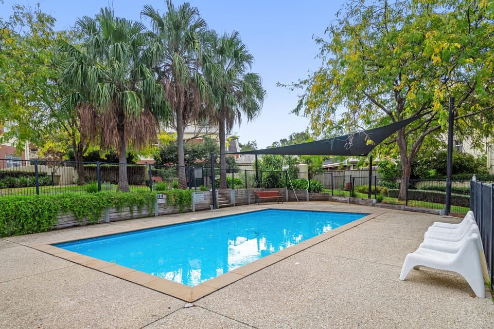 Perfect 2-Bed Inner-City Home with Pool & BBQ Area Apartment in Melbourne