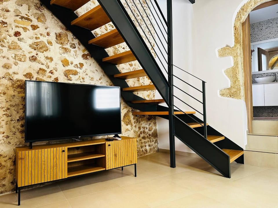 Roussos Place - Next To Splantzia Square - 2bd 2ba House in Chania