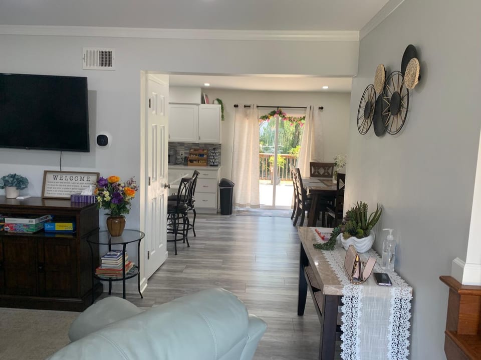 Communal lounge/ TV room, TV and multimedia, Kitchen or kitchenette, Living room, Seating area, Dining area, minibar, oven, pet friendly