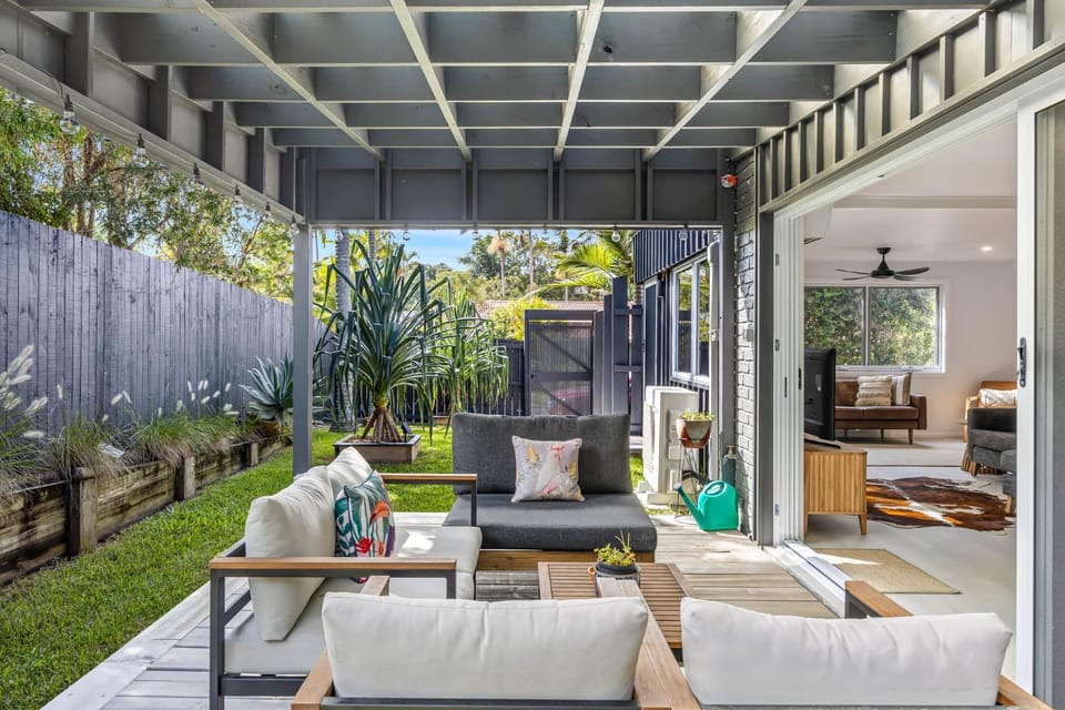Trendy 2-Bed Home with Outdoor Entertainment House in Coolum Beach