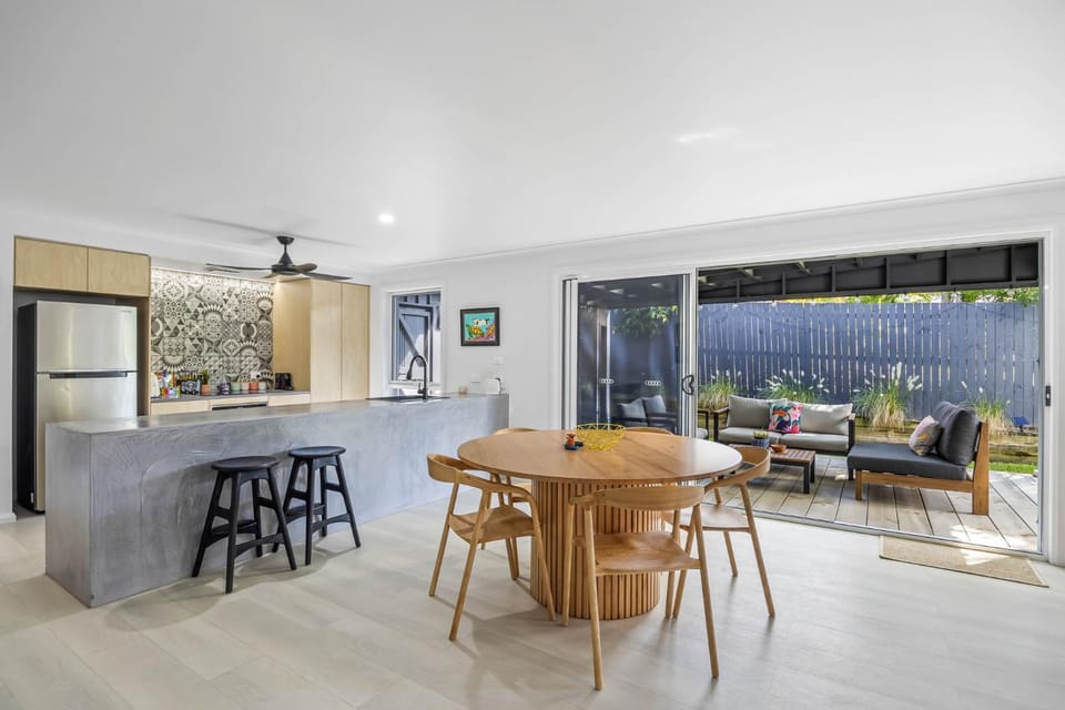 Trendy 2-Bed Home with Outdoor Entertainment House in Coolum Beach