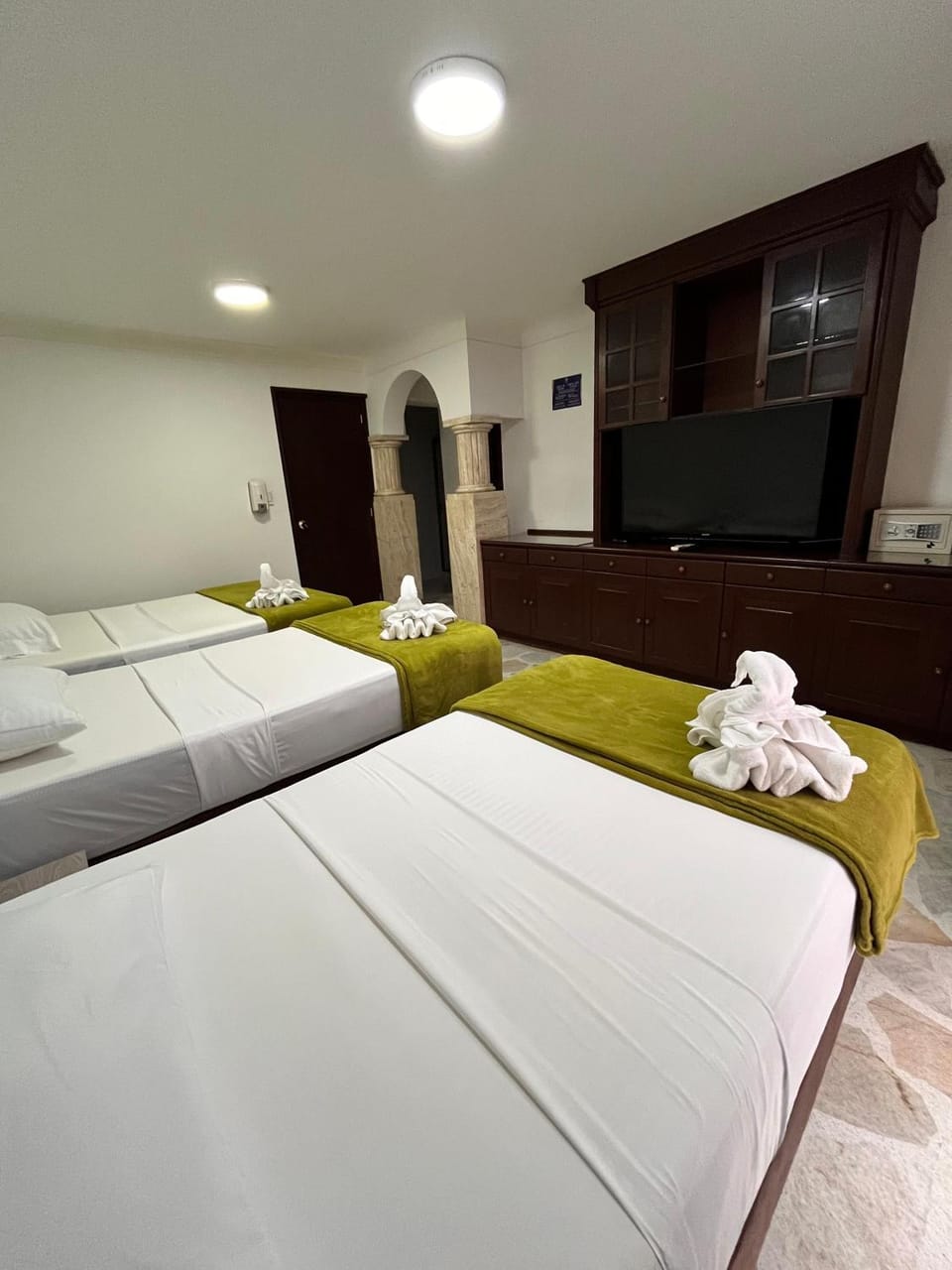 Bed, TV and multimedia, Photo of the whole room, Bedroom, towels