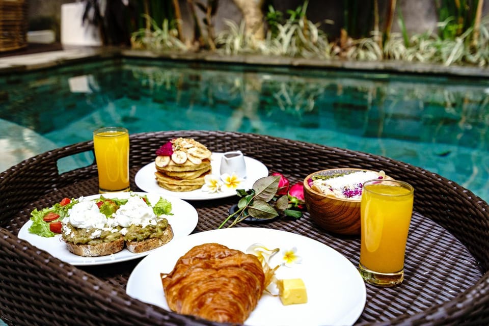 Swimming pool, Breakfast
