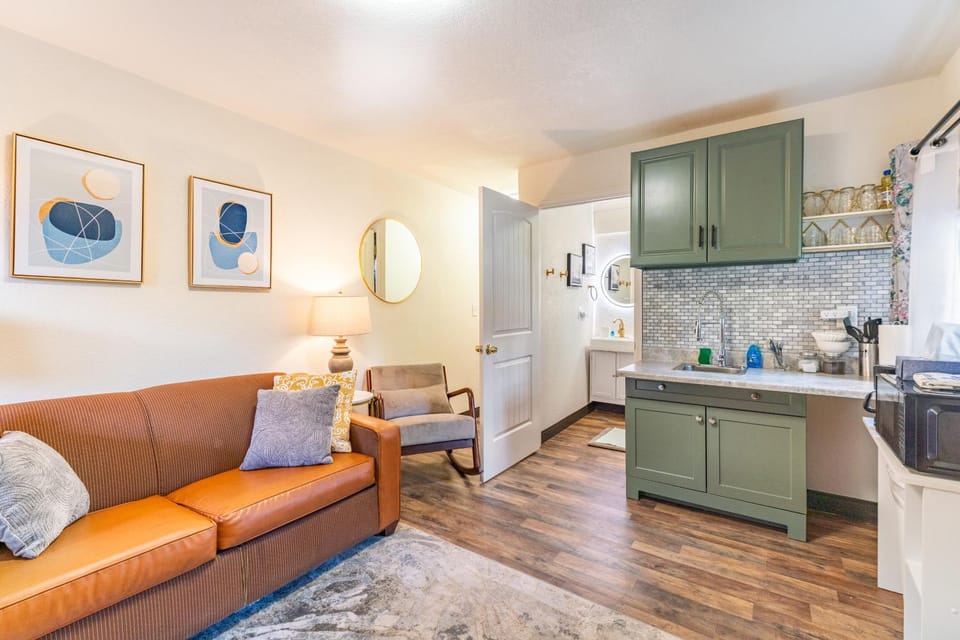 Kitchen or kitchenette, Living room, Seating area, Dining area, minibar