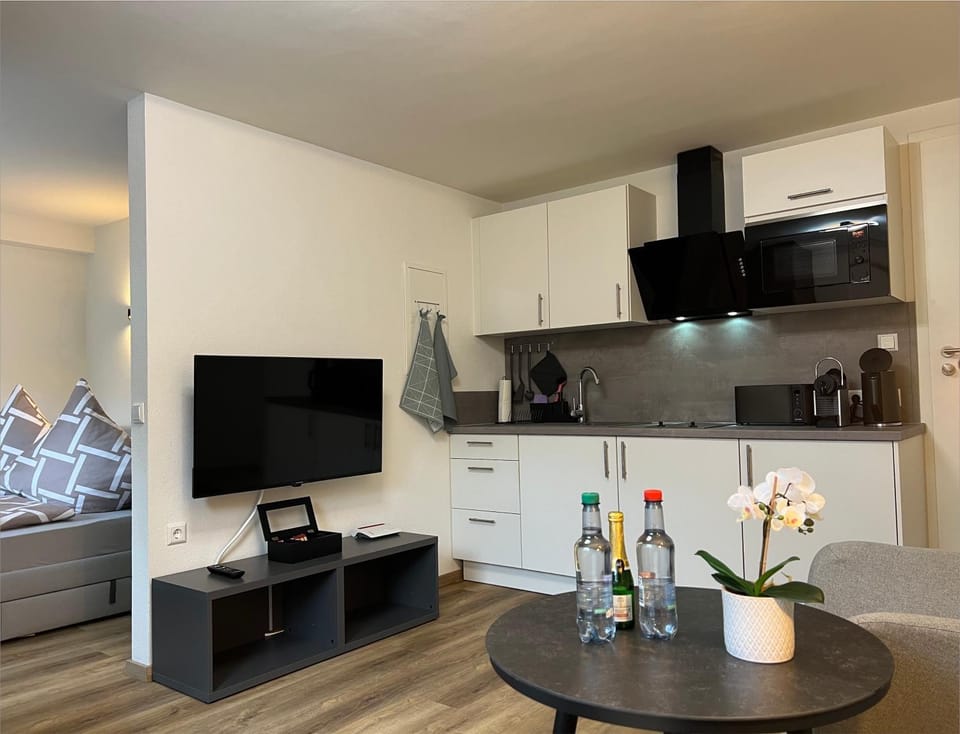 Restaurant/places to eat, TV and multimedia, kitchen