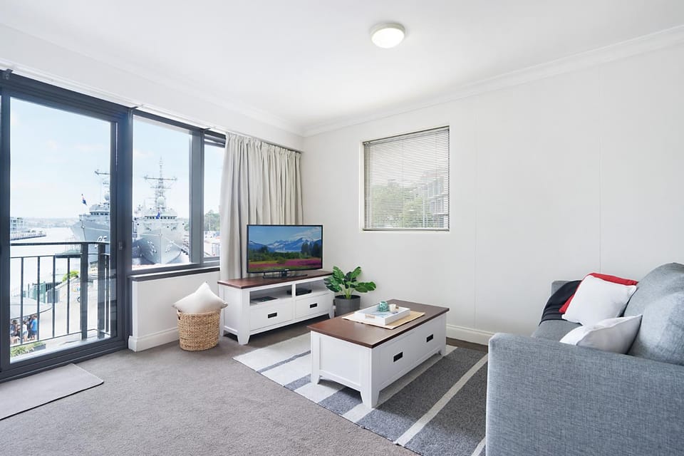 King Size Studio With Water View Walk To The City Apartment in Sydney