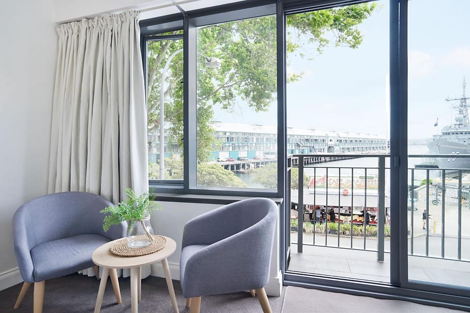 King Size Studio With Water View Walk To The City Apartment in Sydney