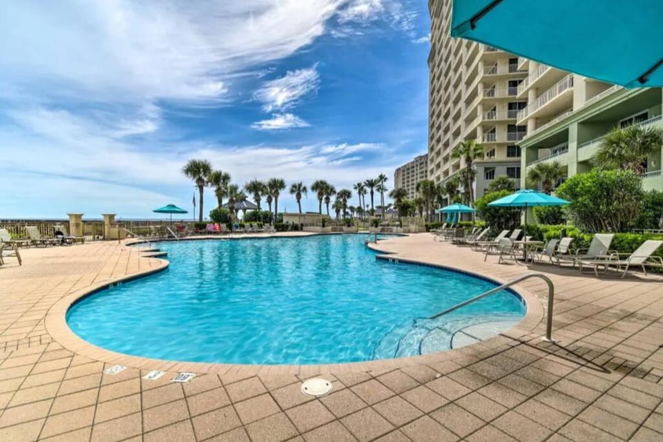 Pool view, Swimming pool, sunbed