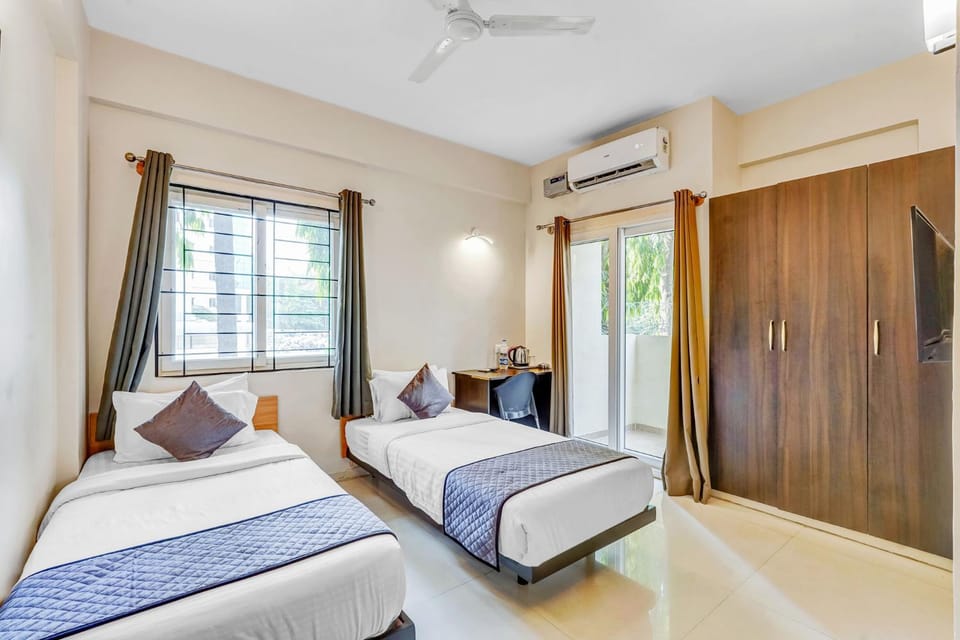 Bed, TV and multimedia, Coffee/tea facilities, View (from property/room), Balcony/Terrace, Bedroom, City view, fireplace, locker, wardrobe, air conditioner