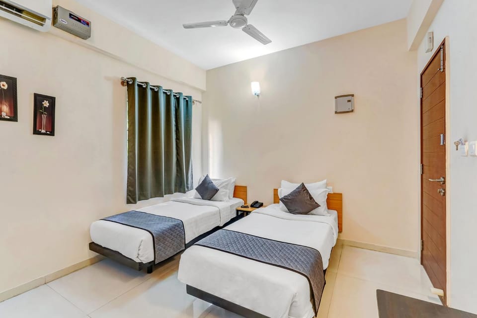 Bed, Coffee/tea facilities, Photo of the whole room, Bedroom, Breakfast, Family, fireplace, locker, soundproof, towels, wardrobe, air conditioner