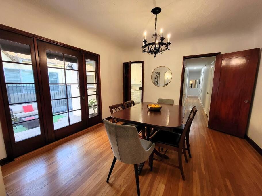Glamorous Getaway: Exclusive 1BR LA Hotspots House in San Fernando Valley