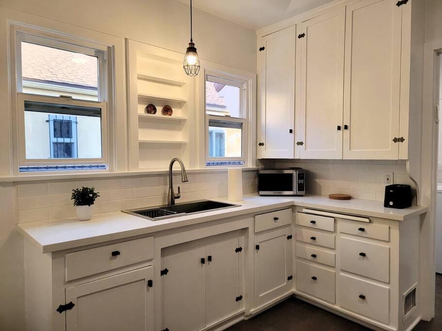 Glamorous Getaway: Exclusive 1BR LA Hotspots House in San Fernando Valley