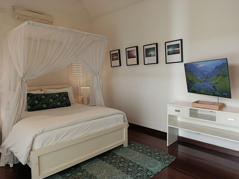 Bed, TV and multimedia, Photo of the whole room, Bedroom