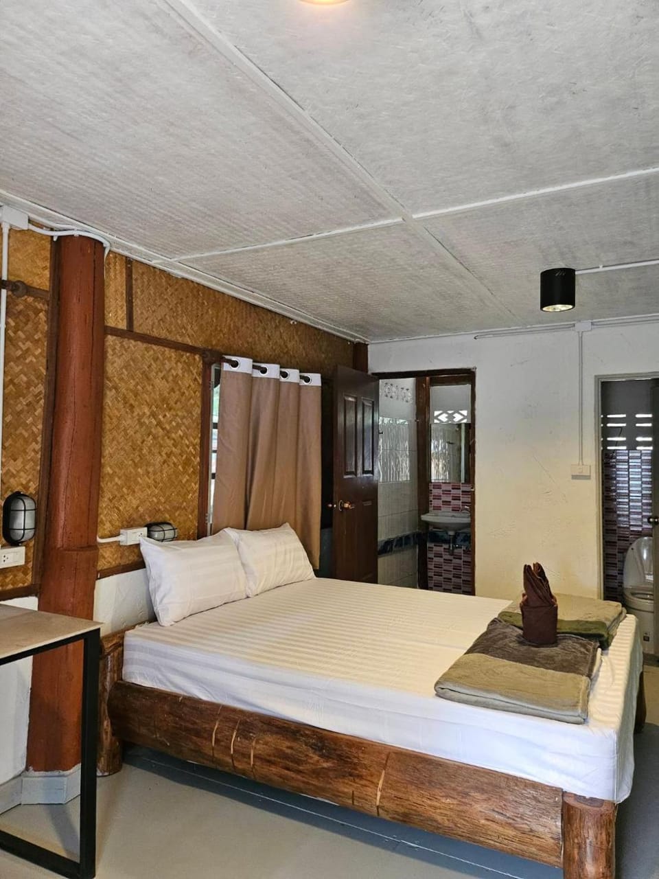 Toilet, Property building, Bed, Bathroom, Bedroom
