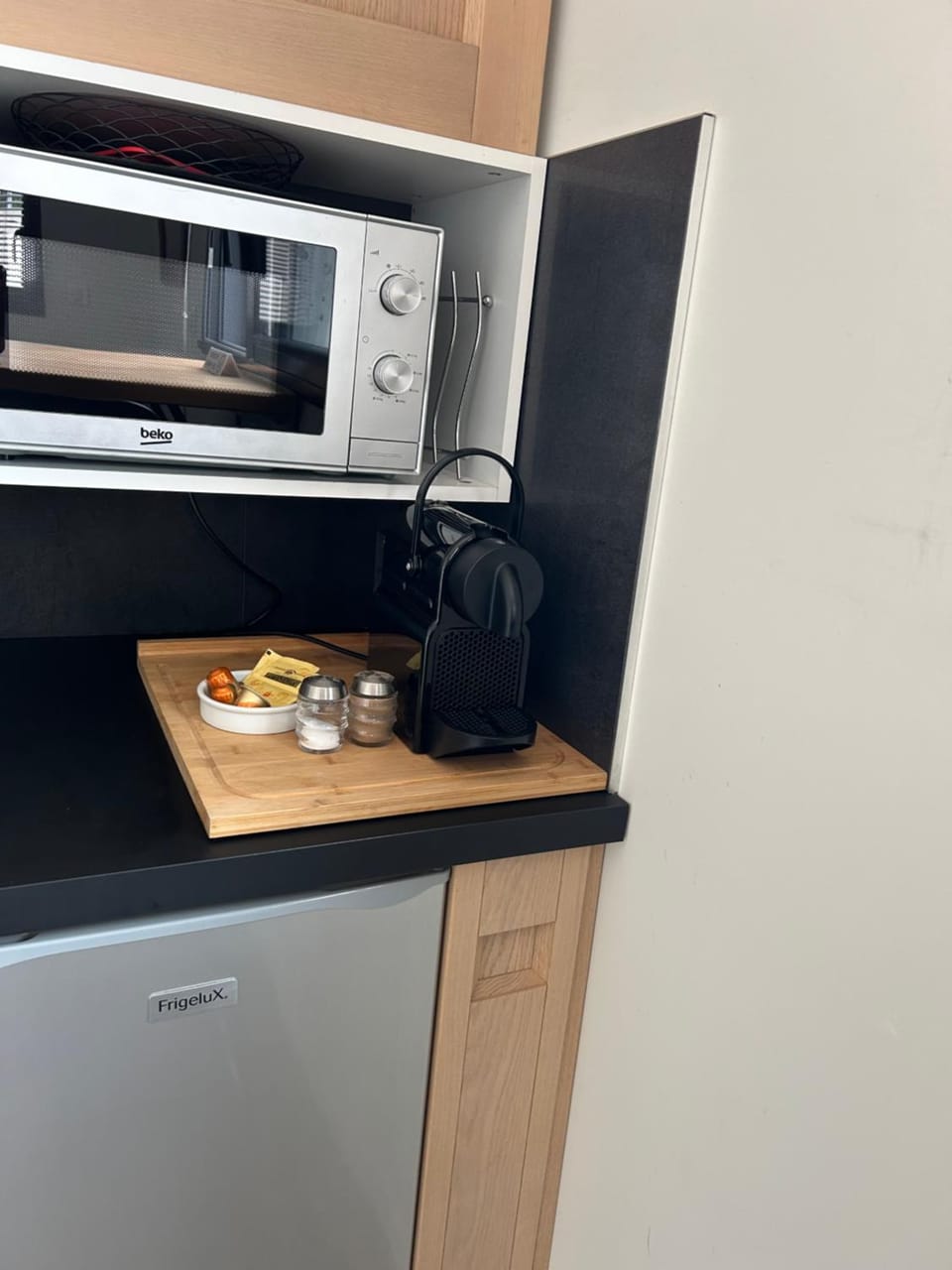 Kitchen or kitchenette, minibar
