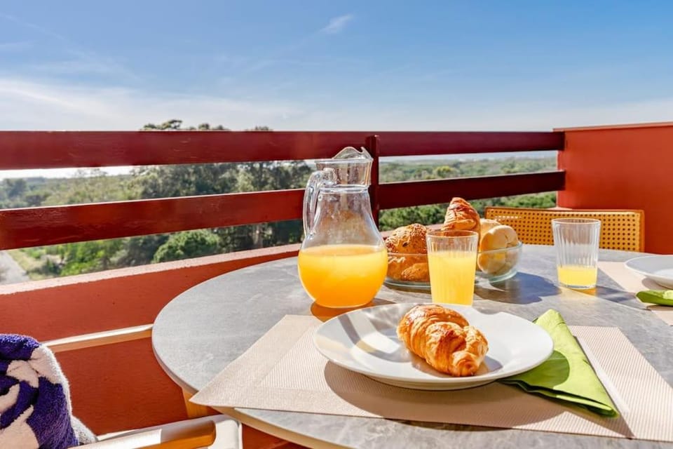 Luxe Sunset Lisbon Caparica Apartment in Setubal District