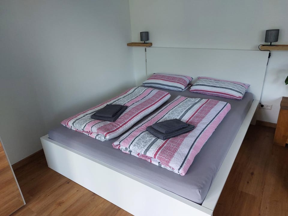 Bed, Bedroom, towels