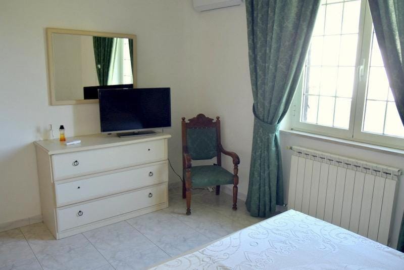 Bed, TV and multimedia, Bedroom, internet, air conditioner