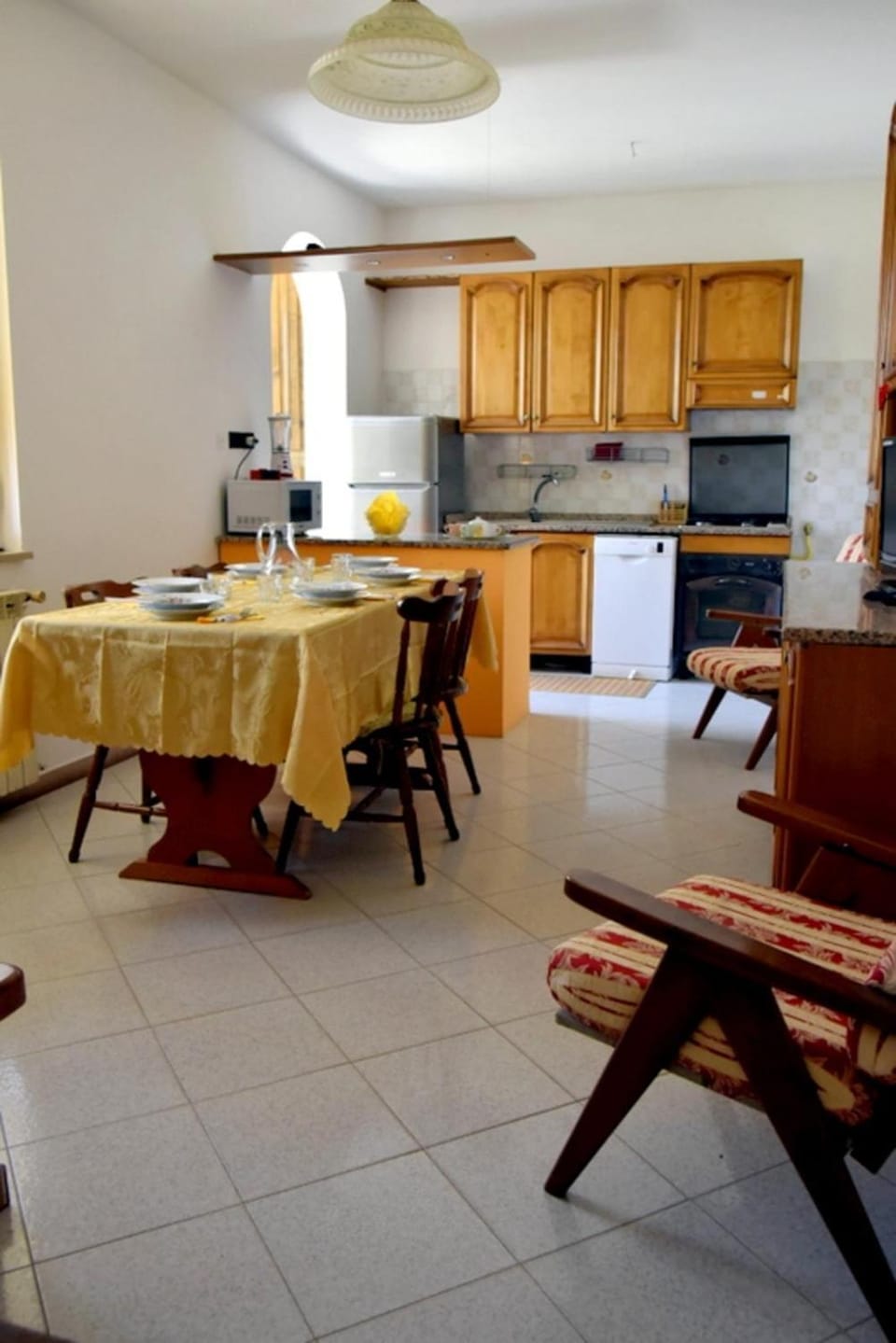 Kitchen or kitchenette, Dining area