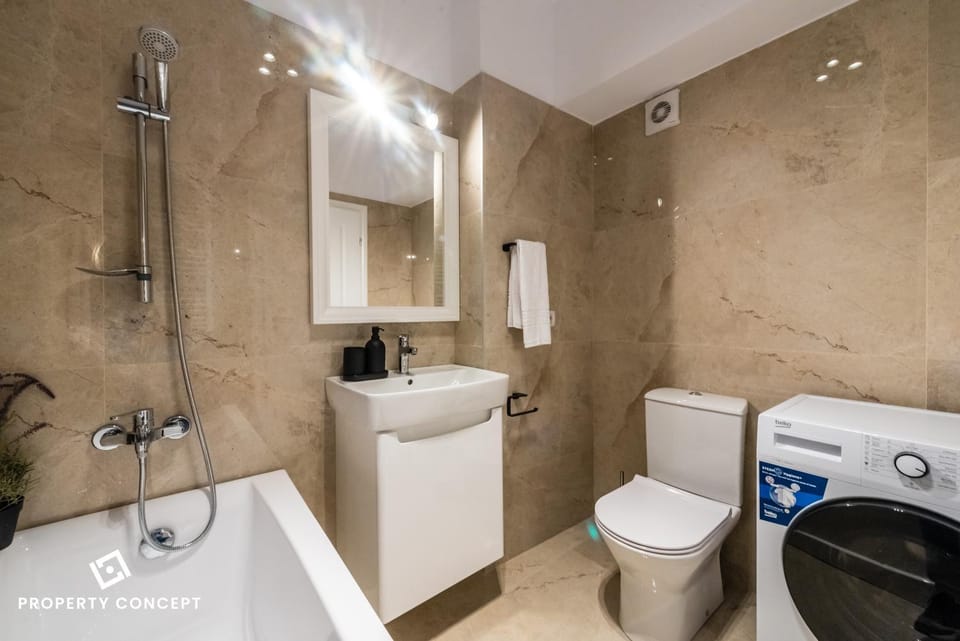 Toilet, Bathroom, Bath, towels, washing machine
