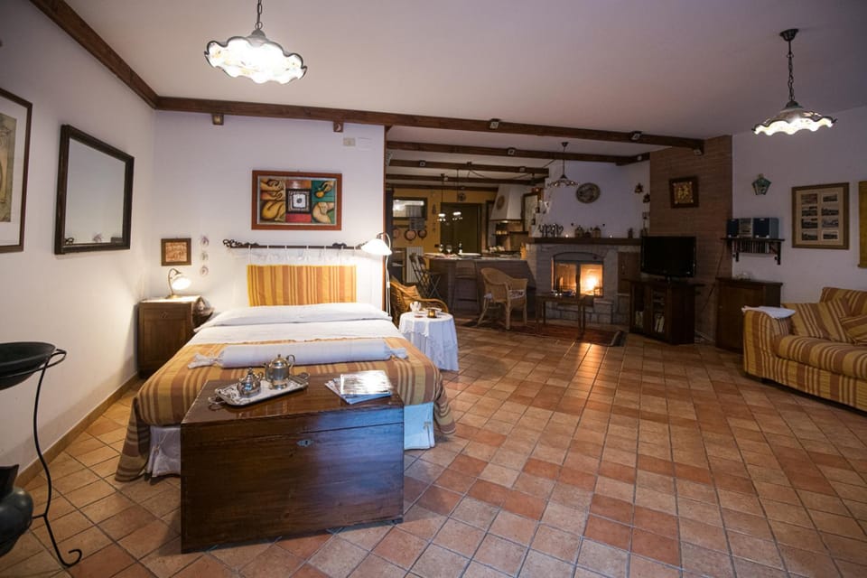 Kitchen or kitchenette, Dining area, Bedroom