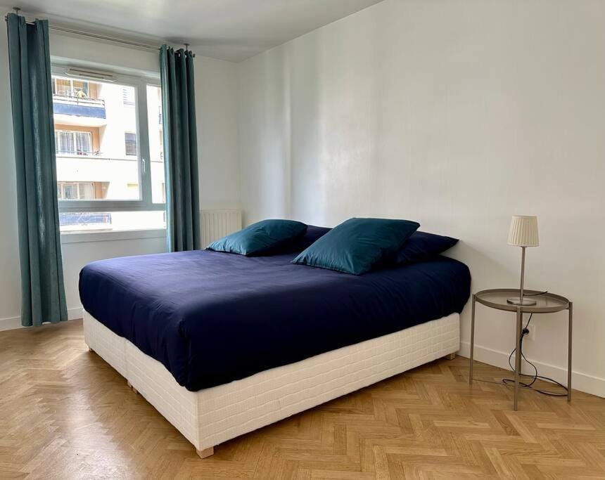 Comfortable two bedroom flat near Paris by tube Apartment in Courbevoie