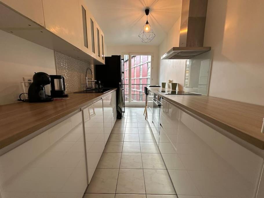 Comfortable two bedroom flat near Paris by tube Apartment in Courbevoie