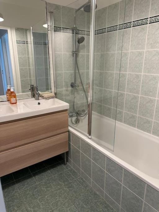 Comfortable two bedroom flat near Paris by tube Apartment in Courbevoie