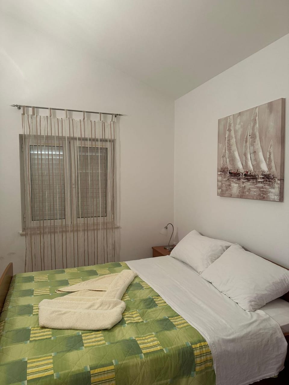 Bed, Bedroom, towels