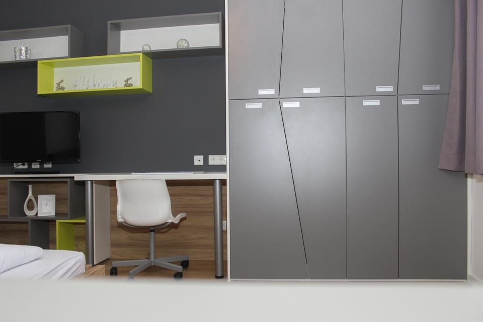 TV and multimedia, Bedroom, hair dresser, wardrobe