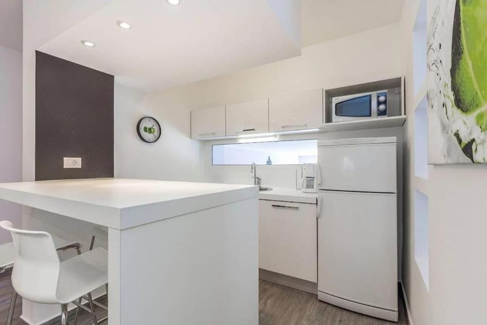 Kitchen or kitchenette, dishwasher, minibar, stove