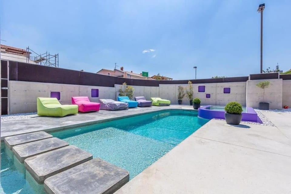 Patio, Pool view, Swimming pool, sunbed
