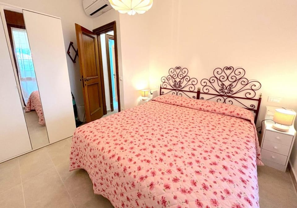 Bed, Photo of the whole room, Bedroom, air conditioner