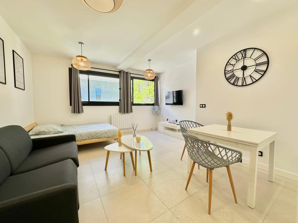 Grand studio rénové proche mer ! Apartment in Nice