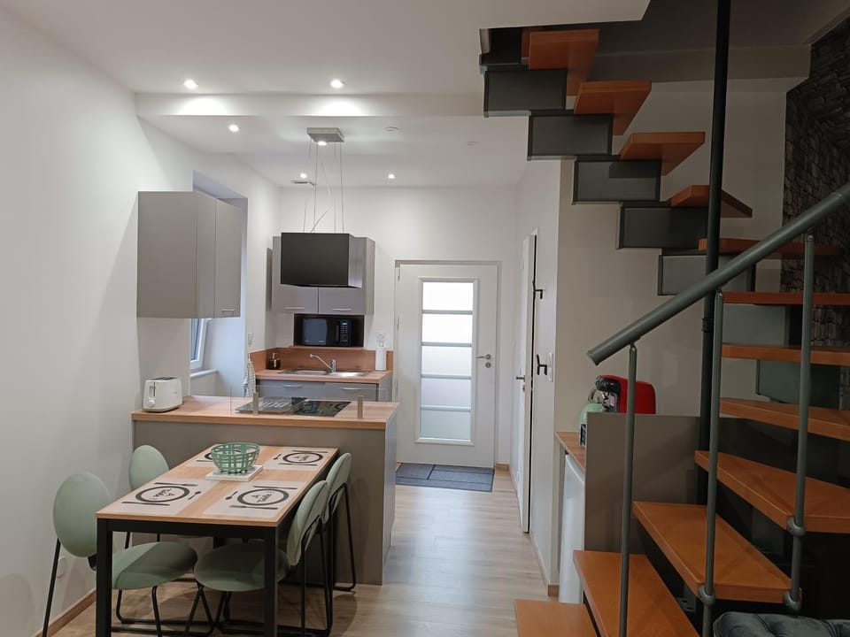 Kitchen or kitchenette, Dining area