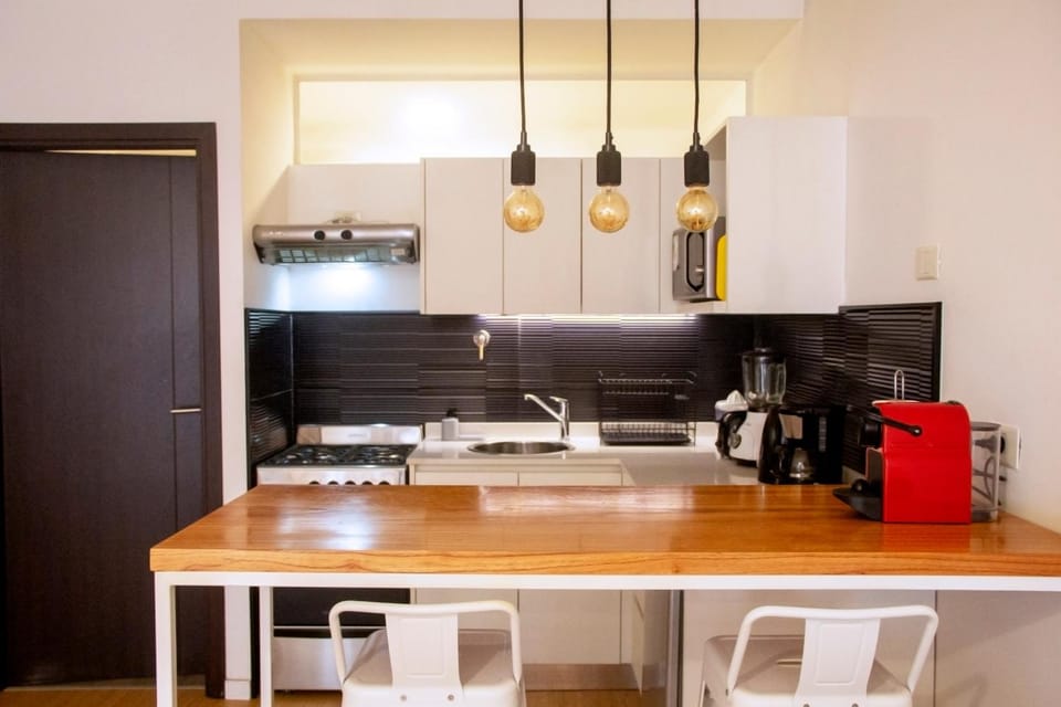 Coffee/tea facilities, Kitchen or kitchenette, Dining area, stove, toaster