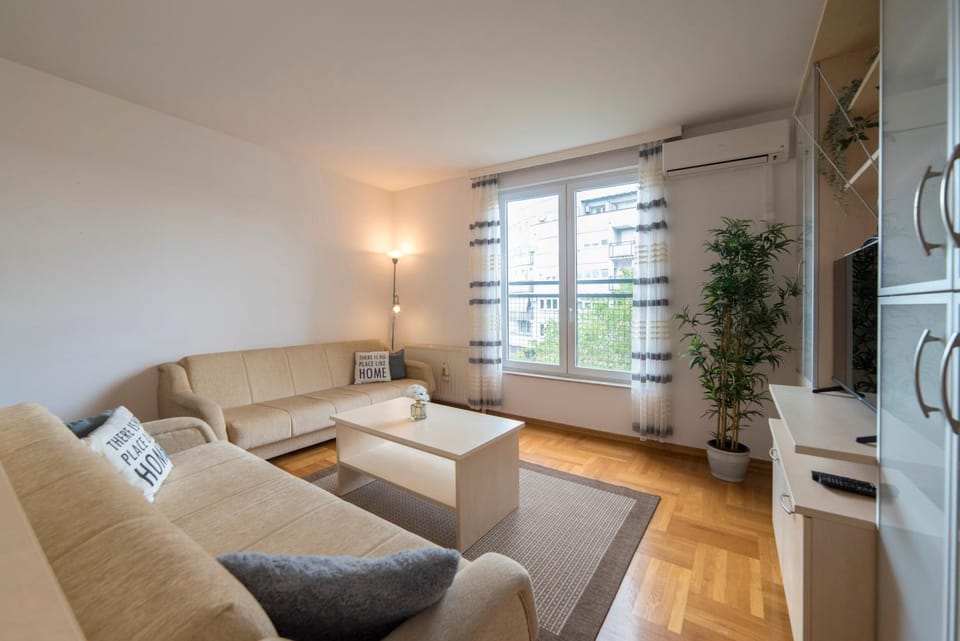 TV and multimedia, Living room, Seating area, internet