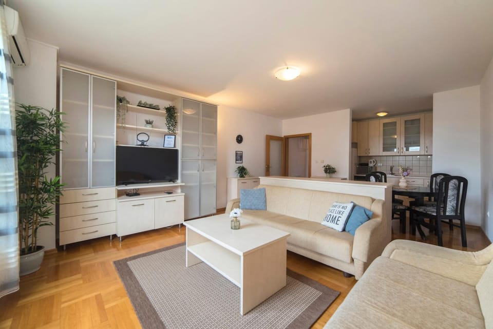 TV and multimedia, Kitchen or kitchenette, Living room, Seating area, Dining area