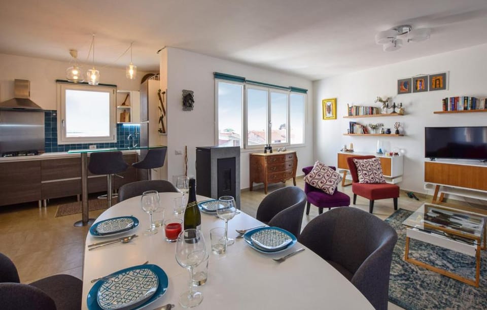 Communal lounge/ TV room, TV and multimedia, Kitchen or kitchenette, Dining area