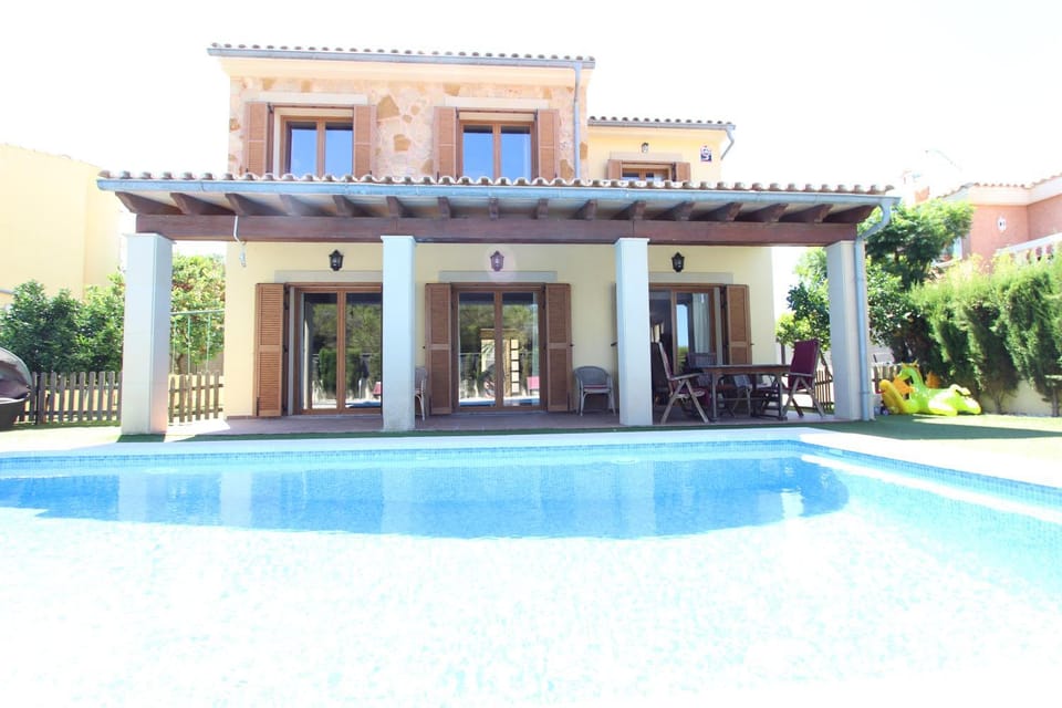 Facade/entrance, Garden, Swimming pool, Swimming pool, Family